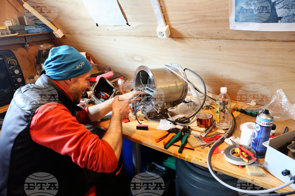 Engineer at Bulgarian Antarctic Base Presents Device, Process of Creating Measurement System for Recording Atmospheric Parameters of Glaciers