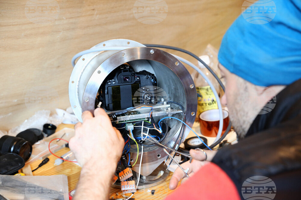 Engineer at Bulgarian Antarctic Base Presents Device, Process of Creating Measurement System for Recording Atmospheric Parameters of Glaciers