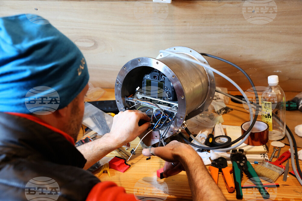 Engineer at Bulgarian Antarctic Base Presents Device, Process of Creating Measurement System for Recording Atmospheric Parameters of Glaciers