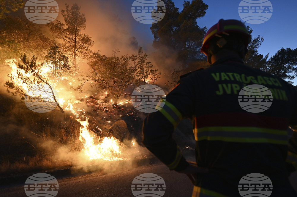 Стотици хектари трева и ниска растителност са изгорели в горски пожар в Хърватия; пожарникарите продължават да се борят със стихията