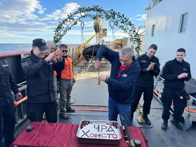 Проф. Христо Пимпирев на 71-вия си рожден ден на борда на “Св. св. Кирил и Методий”: Най-големият ми подарък е да се връщам от успешна мисия в Антарктида на българския научноизследователски кораб