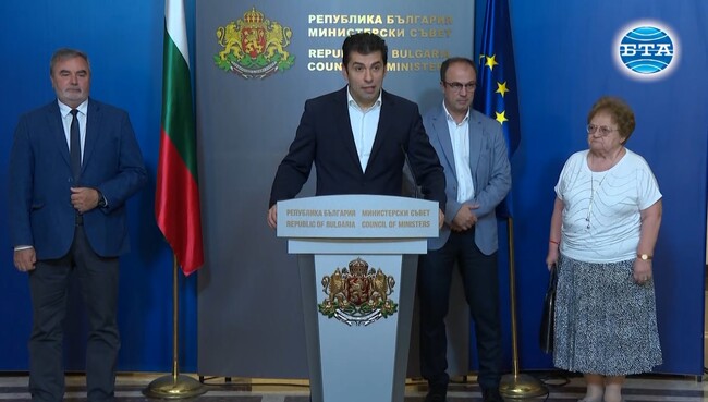 Не се предвиждат ограничения за затваряне на бизнеси, няма изискване за ковид сертификати в страната и няма изисквания за ограничения в движението, каза Кирил Петков