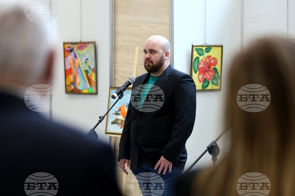 Парламент - Благотворителна изложба „С любов към цветовете“