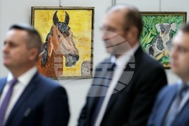 Парламент - Благотворителна изложба „С любов към цветовете“