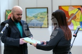 Парламент - Благотворителна изложба „С любов към цветовете“