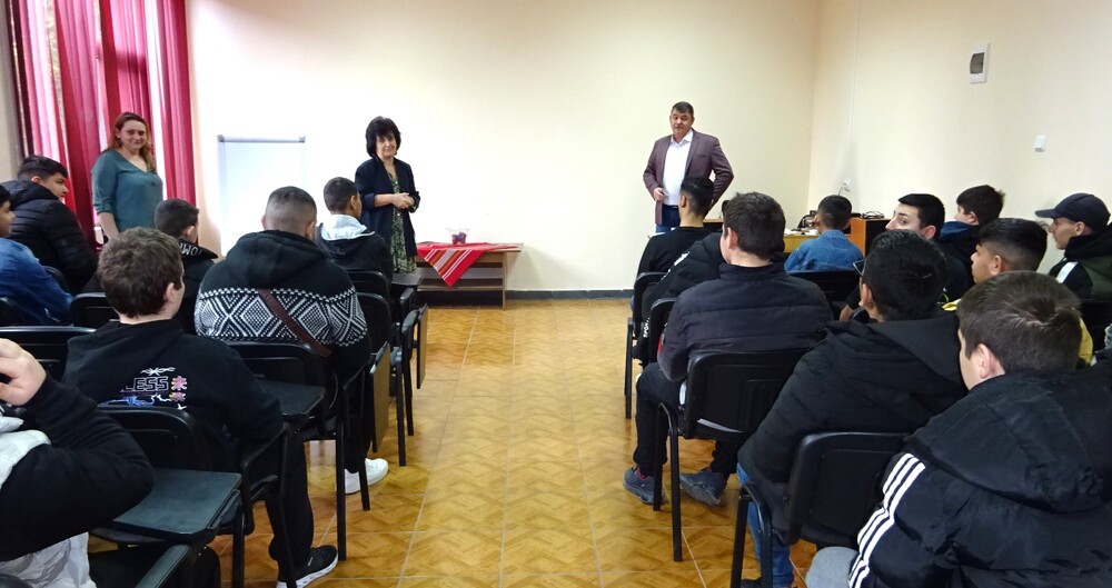 Районен съд – Разград: Районен съдия с беседа на тема „Законът – права и отговорности. Законът и справедливостта“ пред близо 40 ученици в ПГТС „Христо Смирненски“