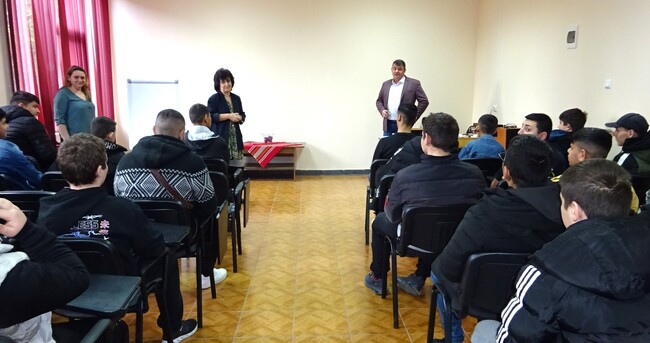 Районен съд – Разград: Районен съдия с беседа на тема „Законът – права и отговорности. Законът и справедливостта“ пред близо 40 ученици в ПГТС „Христо Смирненски“