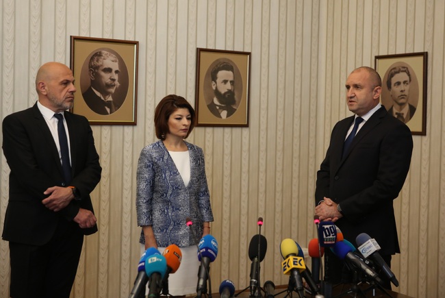 Президентът: Всички парламентарно представени партии носят отговорност за намиране на изход от задълбочаващите се кризи