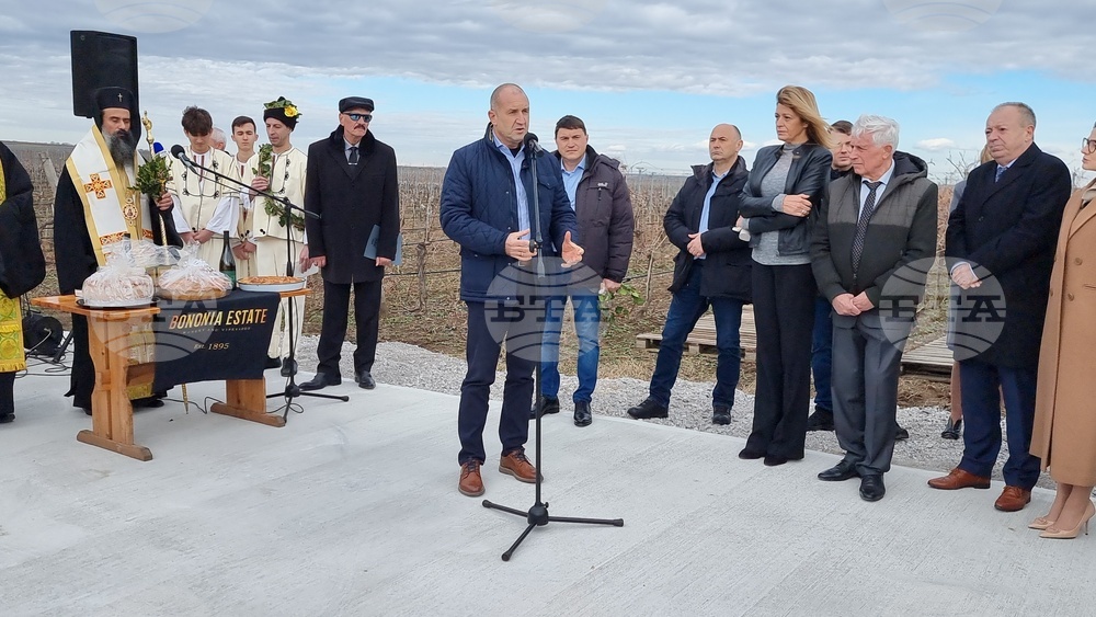 Село Покрайна - Румен Радев - посещение - зарязване на лозята