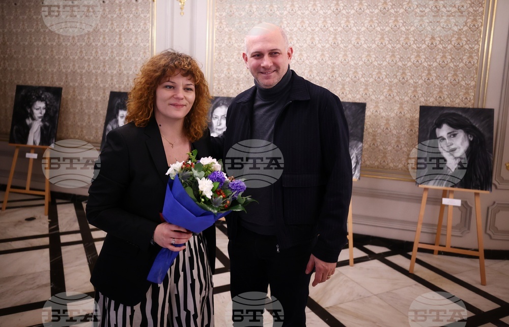 Изложба „Защото на сърцето облекло е лицето“