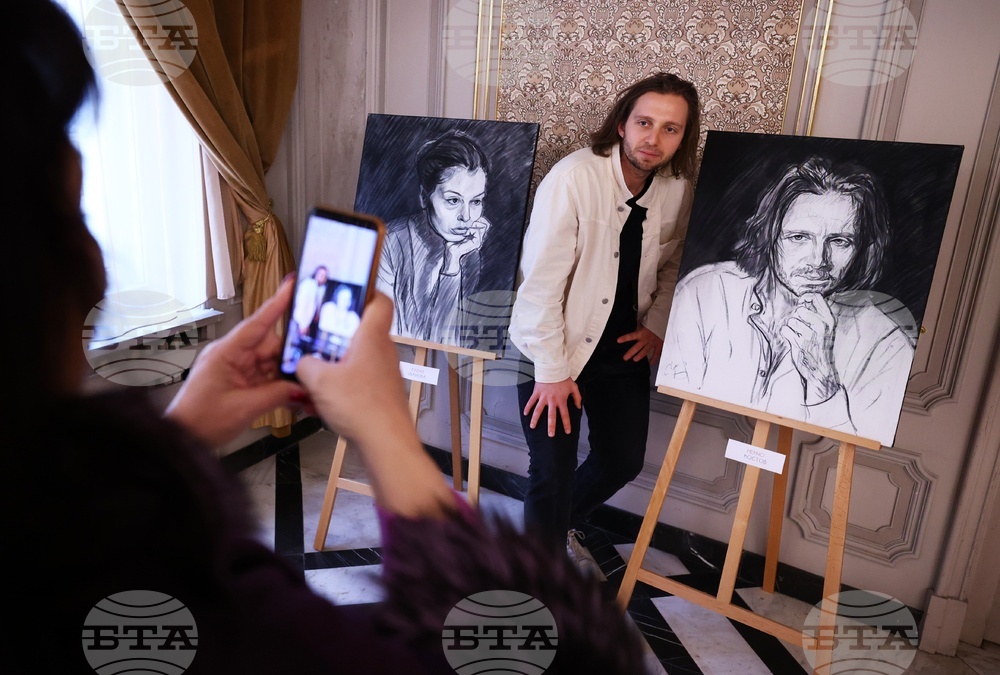 Изложба „Защото на сърцето облекло е лицето“
