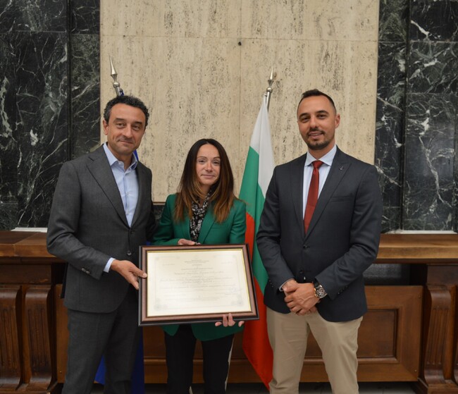 Министър Лорер връчи сертификат за приоритетен инвестиционен проект на международна компания за роботизирана хирургична техника, която влага над 84 млн. лв. в завод в Първомай