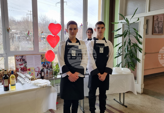 Мездра - Професионална гимназия „Алеко Константинов“ - празник - отбелязване