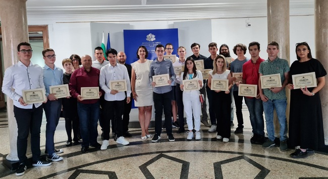 МОН: 34 отличници получиха грамоти за ИТ умения