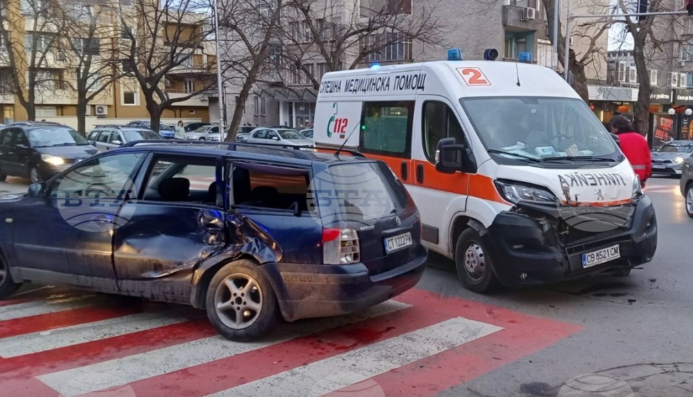 Един човек пострада при катастрофа между линейка и два леки автомобила в Стара Загора