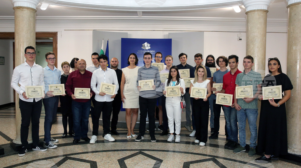 МОН - отличници - грамоти