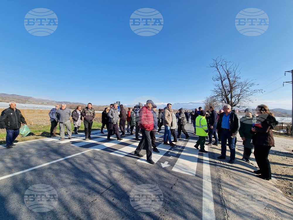 Жители на Старчево затвориха пътя между Петрич и Сандански, в знак на протест срещу решение на Общински съвет за изграждане на фотоволтаична централа до селото