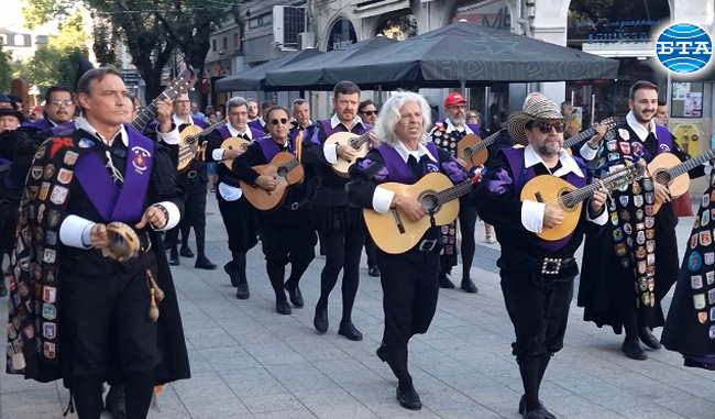 С музикално дефиле испанският оркестър „Ла Туна“ започна гостуването си в Плевен