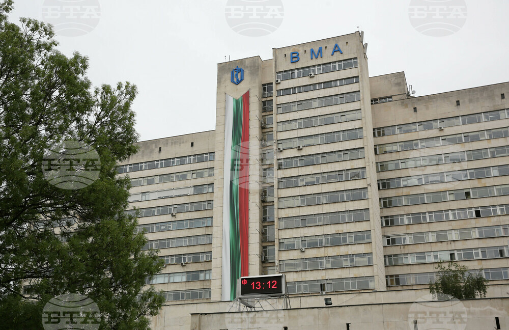 Не се налага хоспитализация на пострадалия, който беше транспортиран към Военна болница след инцидента между два влака