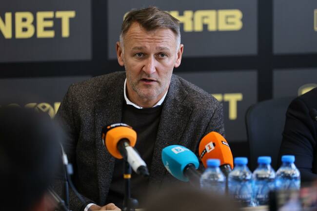 "Сега не е моментът Станислав Шопов да дойде при нас", заяви спортният директор на Ботев Пловдив Артур Платек
