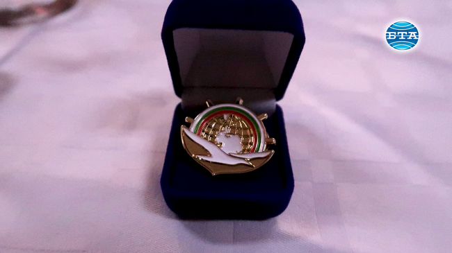 Началникът на ВВМУ „Н. Й. Вапцаров“ връчи почетни значки на трима български антарктици за принос в експедициите до Ледения континент