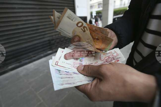 Без съществена промяна в курса се търгува еврото спрямо долара 