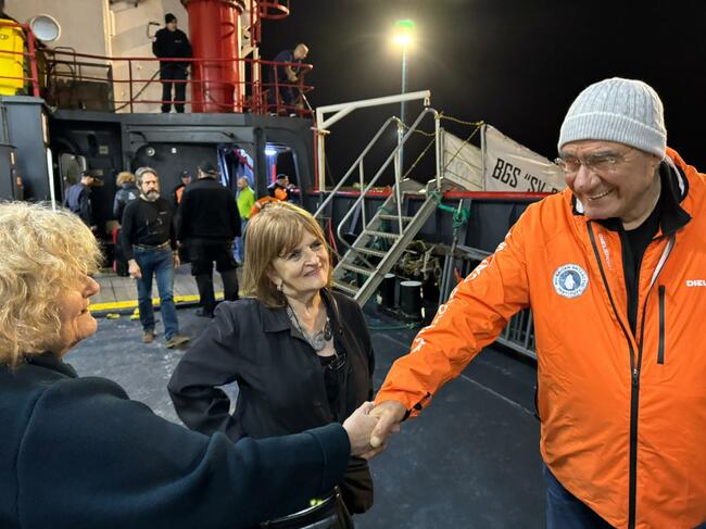 Аржентина - Комодоро Ривадавия - посрещане - Военен научноизследователски кораб „Св. Св. Кирил и Методий“ - НИК 421