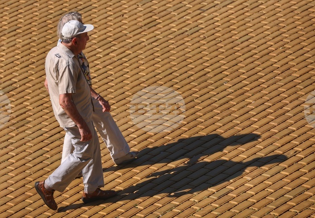Средният месечен размер на пенсията за 2025 г. заедно с т.нар. великденска и коледна добавки е 976,90 лв.