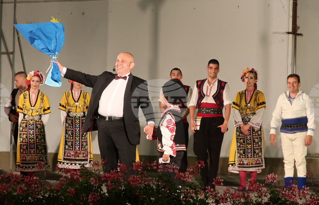 Създателят на ансамбъл "Българе" Христо Ив. Димитров представи за първи път в Плевен лично новия си спектакъл и своя книга