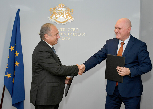 Министерство на образованието и науката: Нов проект на МОН осигурява подкрепа за над 75 000 деца и родители