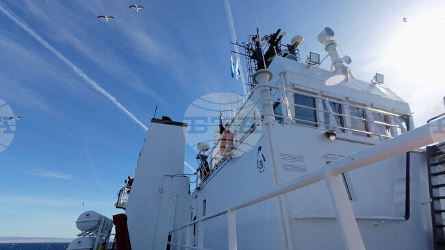 Научноизследователският кораб "Св. св. Кирил и Методий" проведе тренировъчна стрелба 