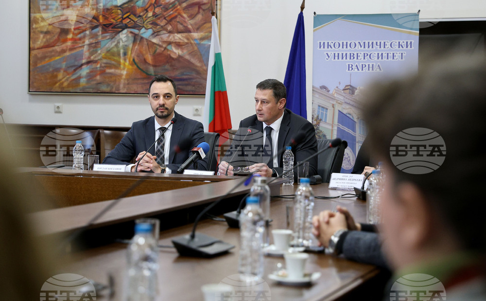 Economy Minister Visits Varna, Holds Meeting with Students over Career Prospects in Bulgaria, Talks on Varna's Shares in International Plovdiv Fair