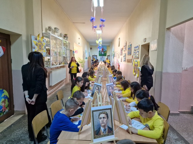 С тематична музикална програма 90 второкласници се включиха в масово рисуване на портрета на Васил Левски днес в Петрич