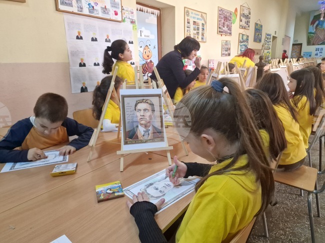 Петрич - масово рисуване на портрет на Васил Левски