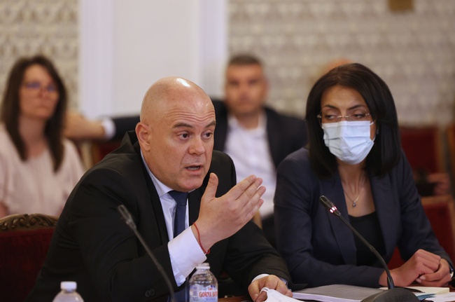 Главният прокурор дойде в парламента, за да бъде изслушан в парламентарната комисия по превенция и противодействие на корупцията