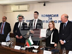   НАЦИОНАЛНИТЕ ЕНЕРГИЙНИ РЕГУЛАТОРИ НА БЪЛГАРИЯ И ГЪРЦИЯ ВРЪЧИХА ОКОНЧАТЕЛНОТО СЪВМЕСТНО РЕШЕНИЕ ЗА СЕРТИФИЦИРАНЕ НА „АЙ СИ ДЖИ БИ“ КАТО НЕЗАВИСИМ ПРЕНОСЕН ОПЕРАТОР  