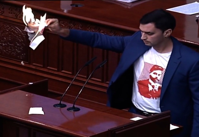 И през втория парламентарен ден за обсъждане на т.нар. "френско предложение" опозицията къса документа и свири с вувузели