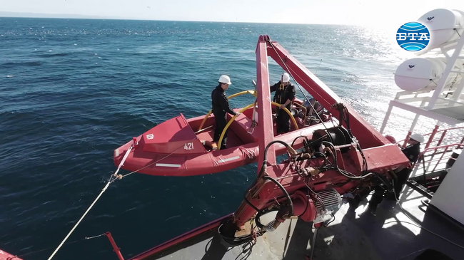 Две обучения се проведоха на борда на военния научноизследователски кораб „Св. св. Кирил и Методий“