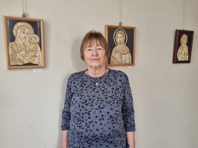 В "Къщата на художниците" в Плевен е подредена изложба с картини, "нарисувани" със слама