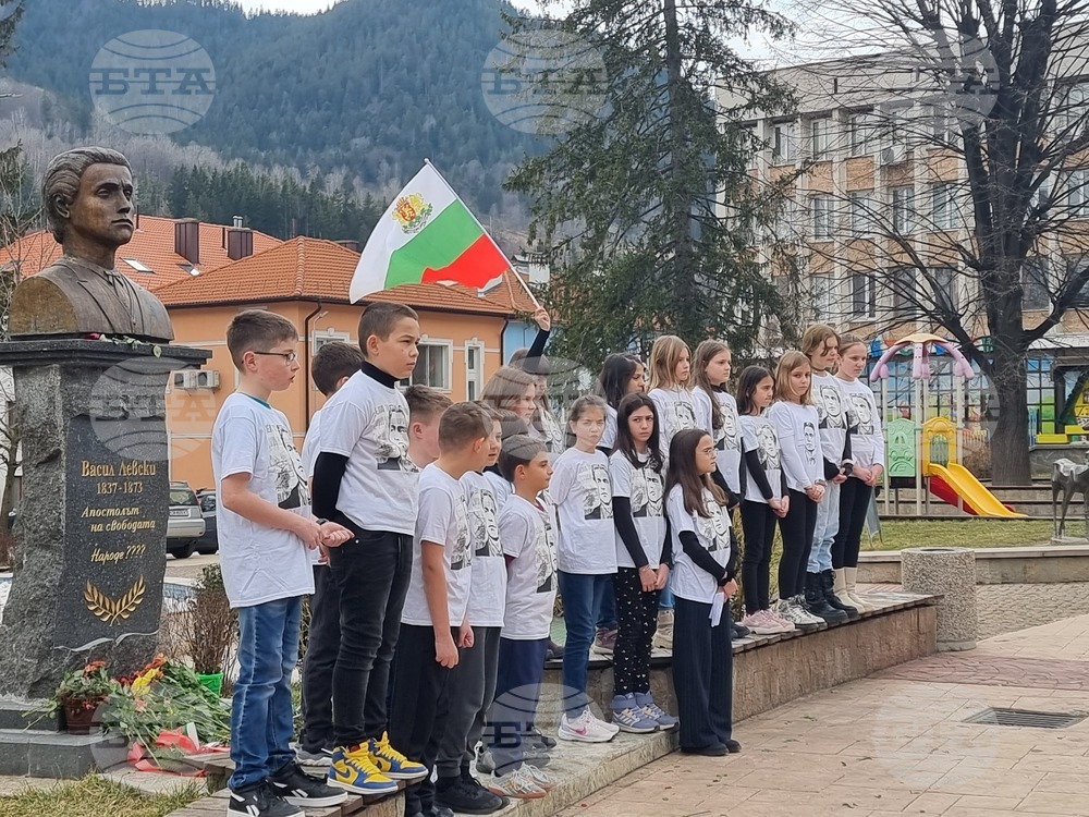 С рецитал ученици от ОУ "Иван Вазов" почетоха паметта на Левски пред паметника на Апостола в центъра на Смолян