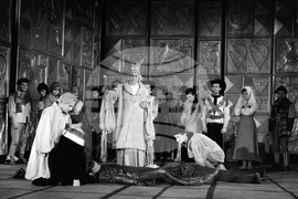 През 1966 г. е премиерата на постановката „Ромео и Жулиета“ в Младежкия театър "Николай Бинев"