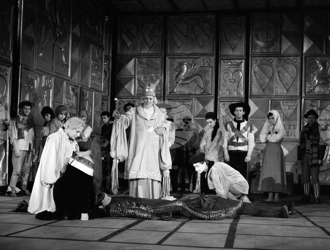  През 1966 г. е премиерата на постановката „Ромео и Жулиета“ в Младежкия театър "Николай Бинев"