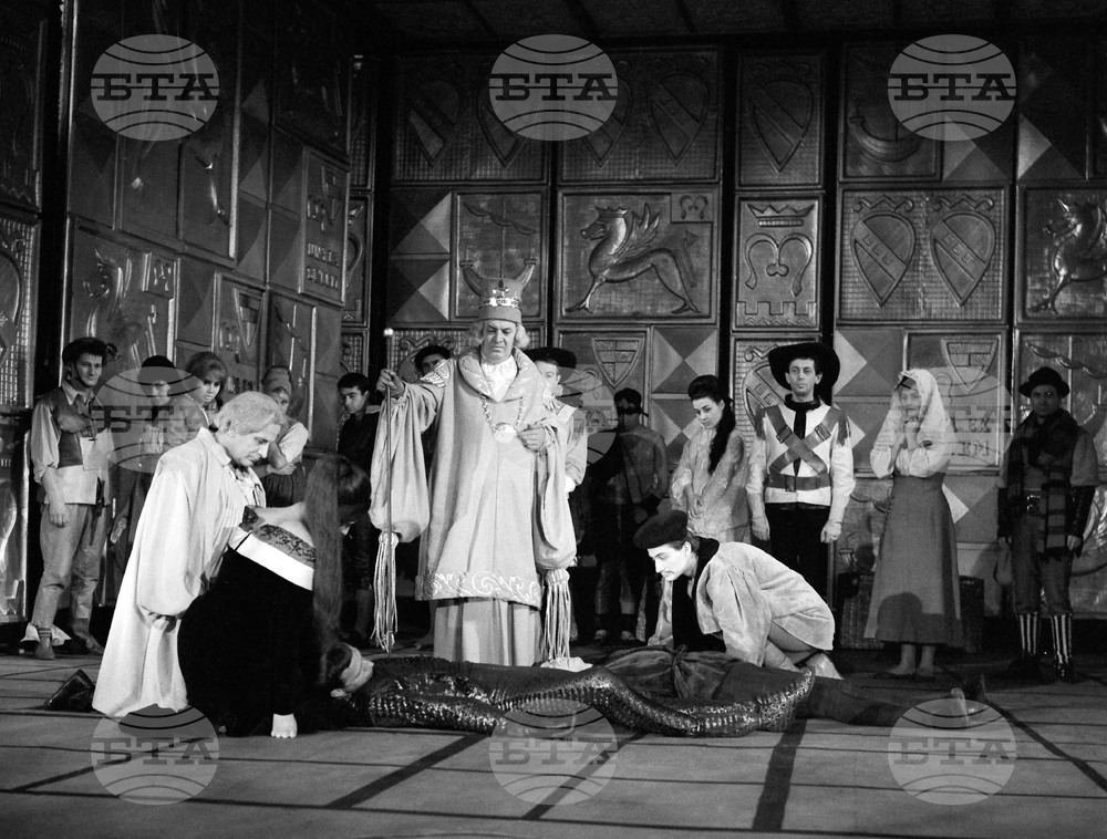 През 1966 г. е премиерата на постановката „Ромео и Жулиета“ в Младежкия театър "Николай Бинев"