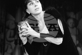 През 1966 г. е премиерата на постановката „Ромео и Жулиета“ в Младежкия театър "Николай Бинев"