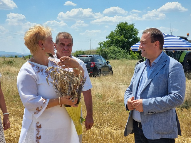 Започнаха проверките за качеството на внесеното у нас украинско зърно, заяви министърът на земеделието в оставка