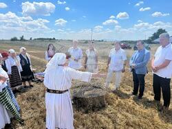 Министърът на земеделието д-р Иван Иванов по време на закриването на тазгодишната жътвена кампания в с. Козарево, Ямболска област