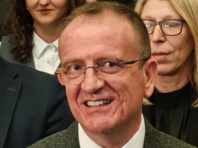 И Арбен Таравари обяви, че е събрал необходимия брой подписи, за да се включи в президентските избори в Северна Македония