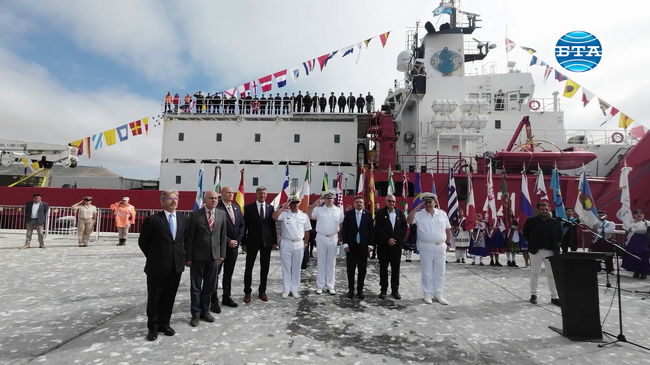 Българският военен научноизследователски кораб „Св. св. Кирил и Методий“ беше посрещнат в аржентинско пристанище с български знамена, химн, гайда и носии