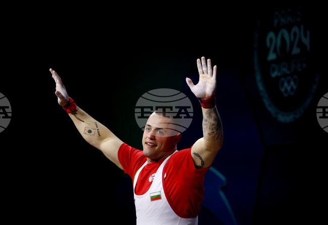 Weightlifter Karlos Nasar Sets 3 World Records in Germany