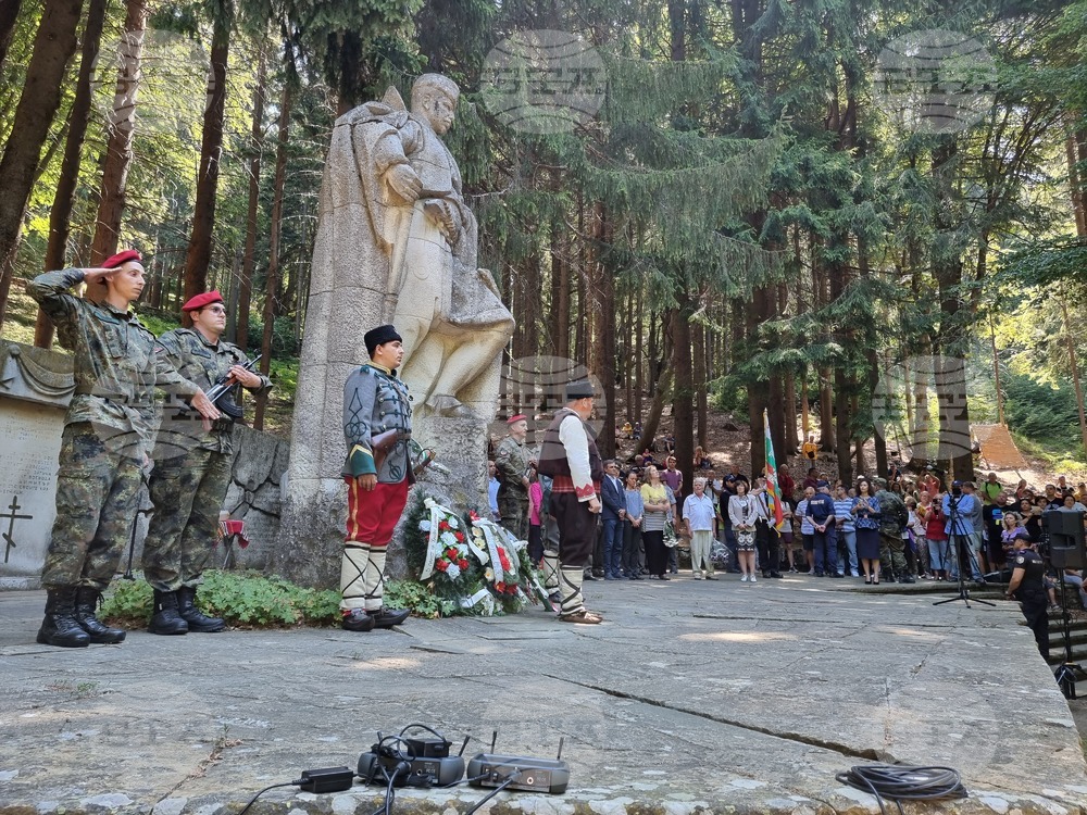 Стотици почетоха паметта на Хаджи Димитър и неговите четници на връх Бузлуджа